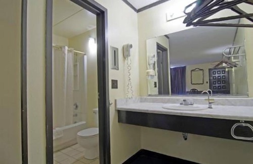 Charlotte Hotel | Rodeway Inn Charlotte South