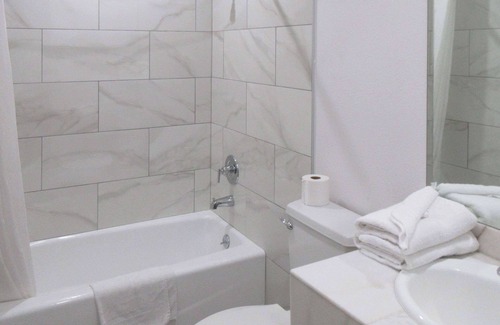 Commerce Hotel | Rodeway Inn Commerce - Los Angeles