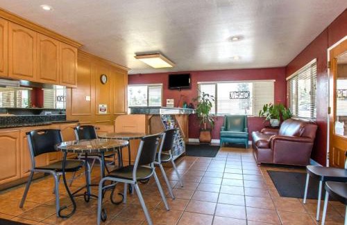 Fallbrook Hotel | Rodeway Inn Fallbrook Downtown