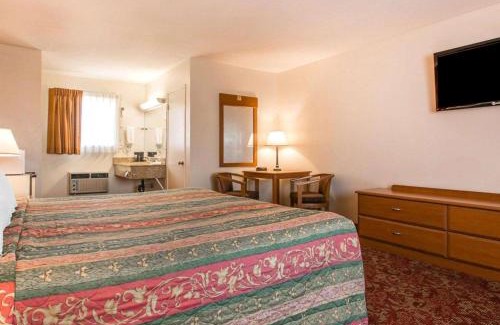 Fallbrook Hotel | Rodeway Inn Fallbrook Downtown