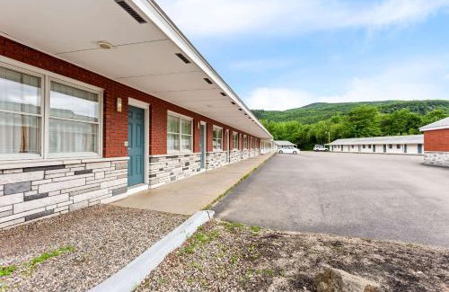 Gorham Hotel | Rodeway Inn Gorham Riverside
