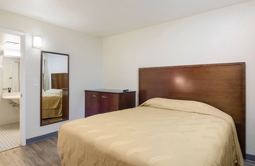 Evans Hotel | Rodeway Inn Greeley