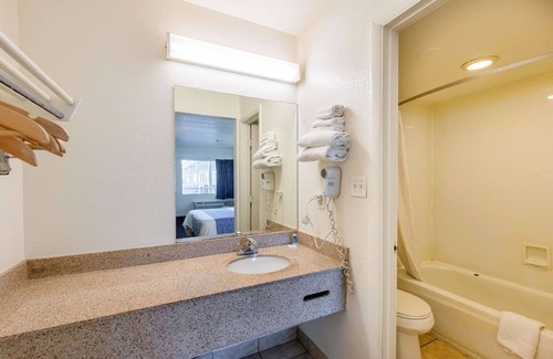 Metro North Corporate Park Hotel | Rodeway Inn Phoenix North I-17