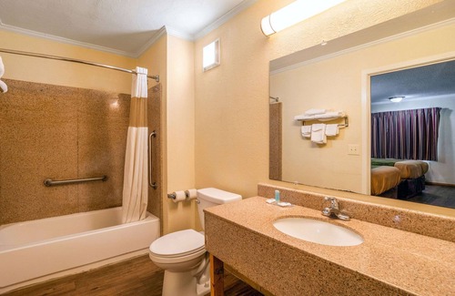 Columbia Hotel | Rodeway Inn & Suites Fort Jackson