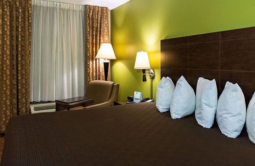Clarksville Hotel | Rodeway Inn & Suites