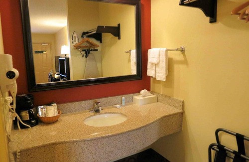 Clarksville Hotel | Rodeway Inn & Suites