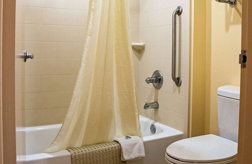 Clarksville Hotel | Rodeway Inn & Suites