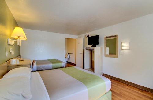 Woodlawn Hotel | Rodeway Inn