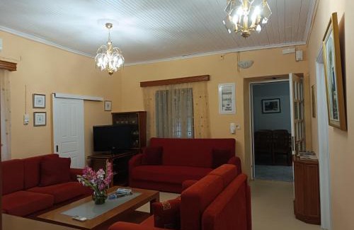Leonidio Apartamento | Rodomelo House with Terrace - 4 Bedrooms
