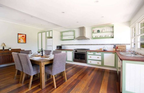 Katoomba Casa | Rodova Cottage with fireplace and enclosed backyard