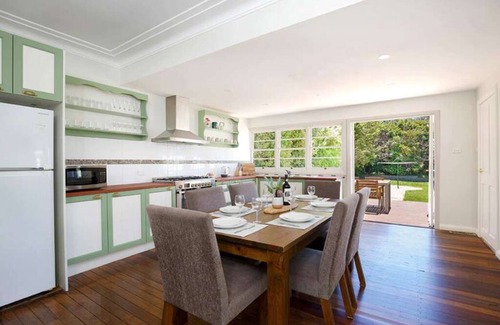 Katoomba Casa | Rodova Cottage with fireplace and enclosed backyard