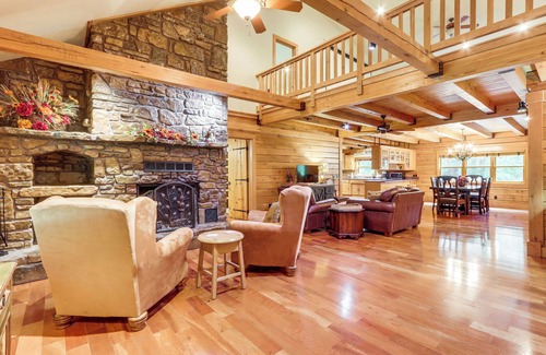 Rogers Cabina | Rogers Cabin on 17 Acres w/ Wraparound Deck!