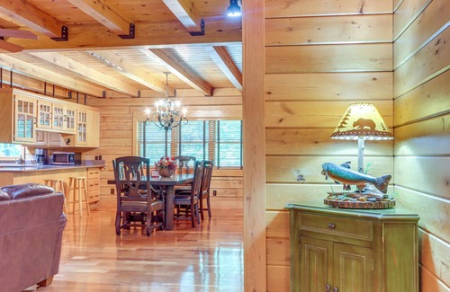 Rogers Cabina | Rogers Cabin on 17 Acres w/ Wraparound Deck!