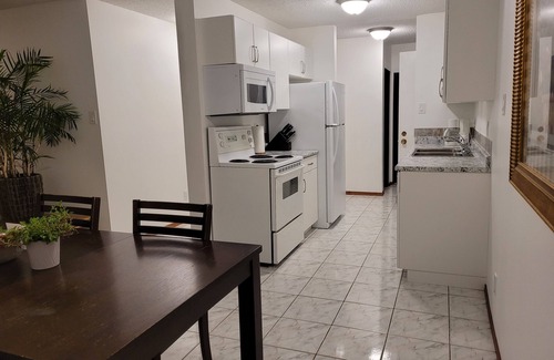West Edmonton Apartamento | ✅️COMMONWEALTH & CLARKE Stadium✅️ROGERS Place ✅️EXPO Centre✅️Free Parking,WiFi✅️