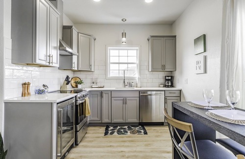 Rogers Casa | Rogers Retreat next to AMP TOP GOLF PROMENADE