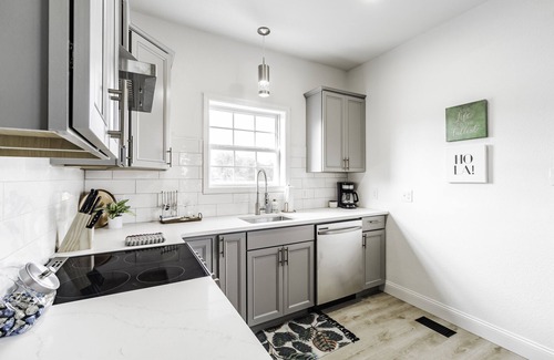 Rogers Casa | Rogers Retreat next to AMP TOP GOLF PROMENADE