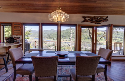 Gold Beach Casa | Rogue Keystone Lodge- River Front Views/Spa/Sleeps 7