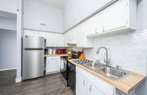 Manchester Apartamento | ROKU TVs - Washer & Dryer - QueenBeds - GroupStay