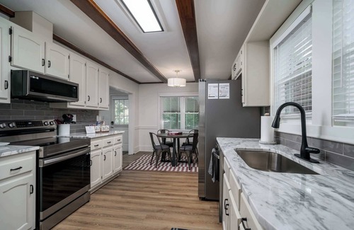 Northport Casa | Roll Tide Bungalow-3 miles to UA- 5 TVs- Game Room