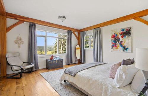 Millarville Casa | Rolling Hills Retreat - Family Friendly