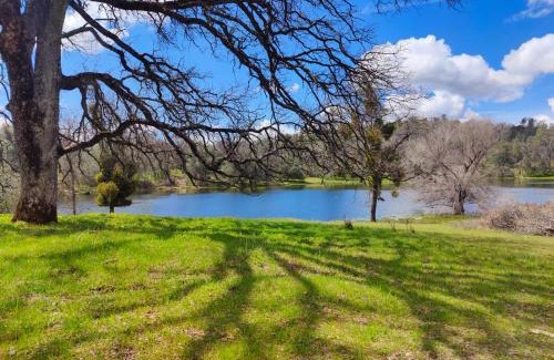 Mariposa Casa | Rolling Oaks Ranch - 200 Acres of Lakeside Beauty & Countryside Serenity