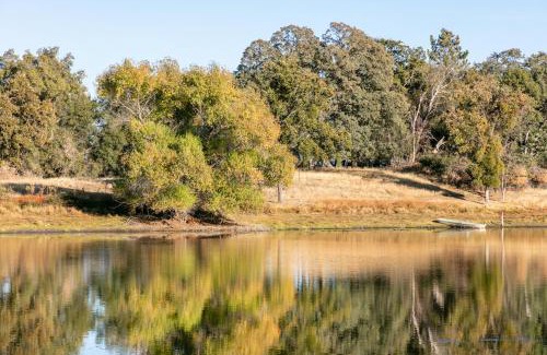Mariposa Casa | Rolling Oaks Ranch - 200 Acres of Lakeside Beauty & Countryside Serenity