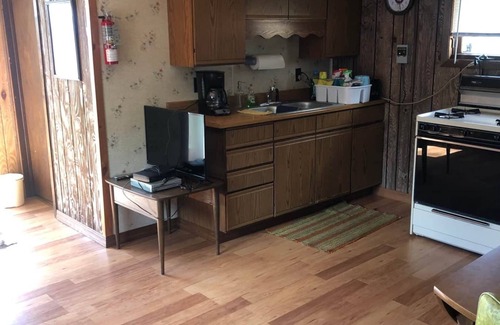 Ainsworth Casa | Rolling Stone Lakeside Cabin 2 East Shore Resort 2 Bedrooms