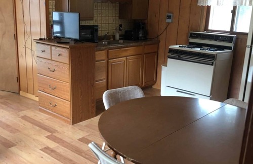 Ainsworth Casa | Rolling Stone Lakeside Cabin 2 East Shore Resort 2 Bedrooms