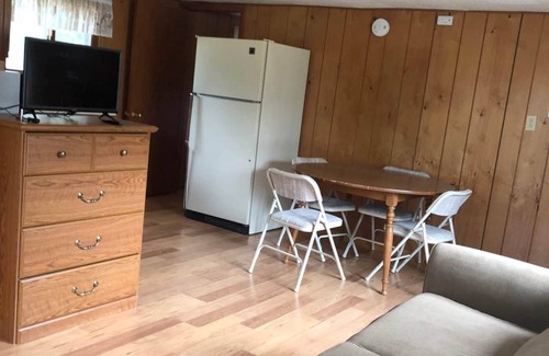 Ainsworth Casa | Rolling Stone Lakeside Cabin 2 East Shore Resort 2 Bedrooms