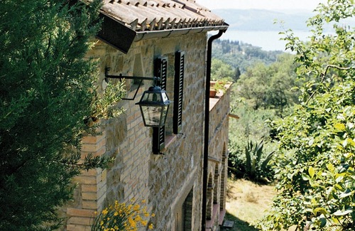 Passignano sul Trasimeno Apartamento | Romantic located vacation flat above the Trasimeno Lake