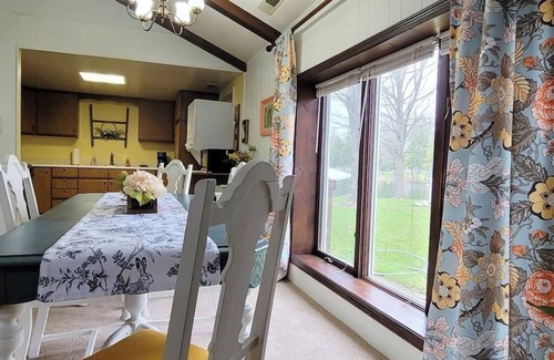 Paw Paw Cabaña | Romantic 1 BR Lakeside Cottage w/ KING BED
