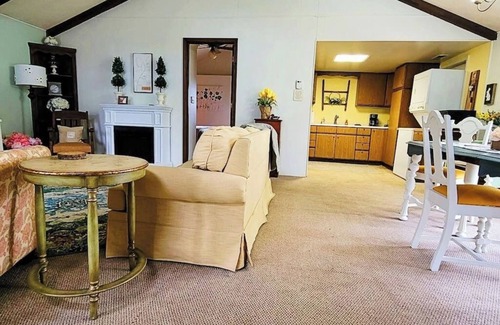 Paw Paw Cabaña | Romantic 1 BR Lakeside Cottage w/ KING BED