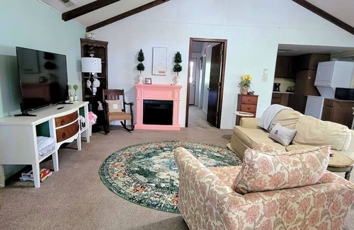 Paw Paw Cabaña | Romantic 1 BR Lakeside Cottage w/ KING BED