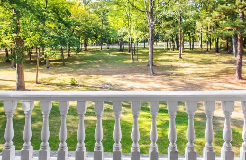 Waller Chalet De Esquí | Romantic 1901 Victorian Home on Seven Wooded Acres