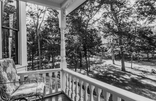Waller Chalet De Esquí | Romantic 1901 Victorian Home on Seven Wooded Acres