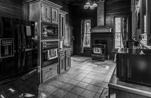 Waller Chalet De Esquí | Romantic 1901 Victorian Home on Seven Wooded Acres