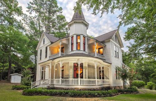Waller Chalet De Esquí | Romantic 1901 Victorian Home on Seven Wooded Acres