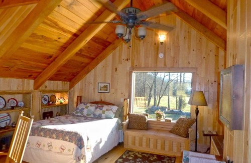 Bostic Cabina | Romántica cabaña Creekside 5 * de lujo para 2 * 28 acres * Jacuzzi * Pan casero