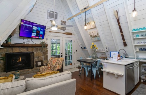 Lake Lure Cabina | Romantic A-Frame Cabin with Hot Tub + Netflix