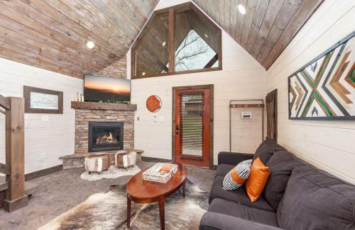 Wears Valley Casa | Romantic A-frame Private HotTub Firepit NearGSMNP