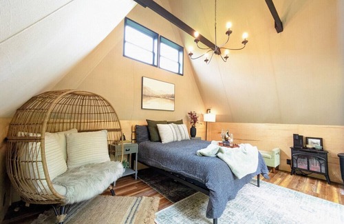 Newport Otro | Romantic A Frame Tree House at Glamping Goat Farm!