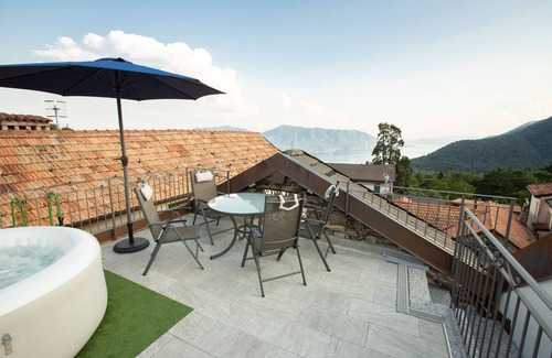 Trarego Viggiona Casa | Romantic and cuddly double room with fireplace-library and giant shower.