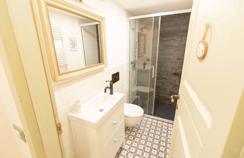 Trarego Viggiona Casa | Romantic and cuddly double room with fireplace-library and giant shower.