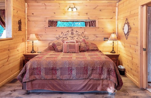 Brenham Cabina | Romantic and Private Spa Cabin with Hot Tub at Scenic Hill Retreat