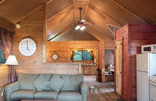 Brenham Cabina | Romantic and Private Spa Cabin with Hot Tub at Scenic Hill Retreat