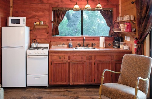 Brenham Cabina | Romantic and Private Spa Cabin with Hot Tub at Scenic Hill Retreat