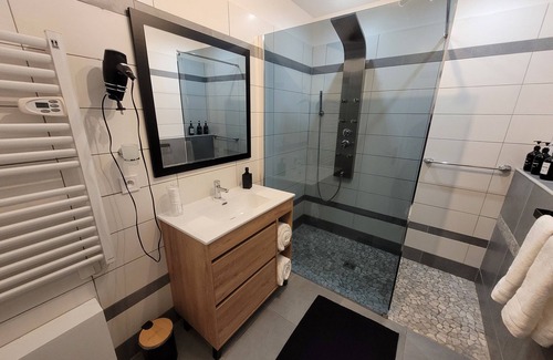 Heming Apartamento | Romantic and Well-Being Loft with Spa, Sauna, Tantra Armchair.