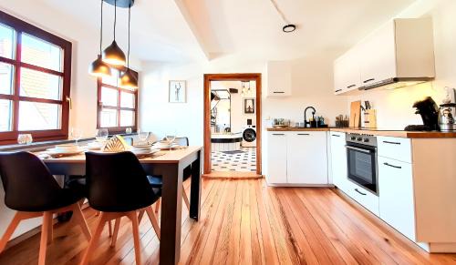 Annweiler am Trifels Apartamento | ROMANTIC-Apartment - Altbauflair mit Dachterrasse & Waldblick, Maisonette, 80m2