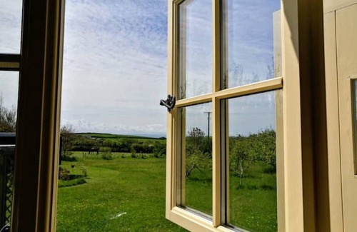 Bude Cabina | Romantic Apple Tree Shepherd's Hut with optional hot tub and shared EV charger.