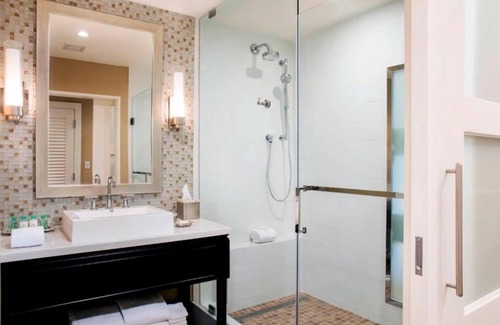 Rock Harbor Hotel | Romantic Beach Getaway! Gym, Pool & Spa Access! Pet Friendly King Stay!